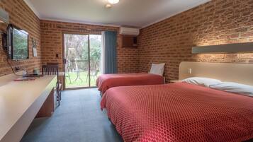 1 bedroom, free internet, bed sheets