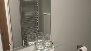 Quarto casal | Pia do banheiro