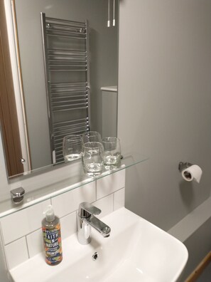 Kamar Double | Wastafel kamar mandi