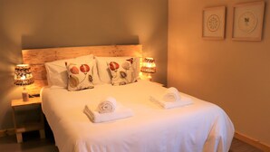 Quarto casal | Escrivaninha, Wi-Fi de cortesia, individualmente decorados
