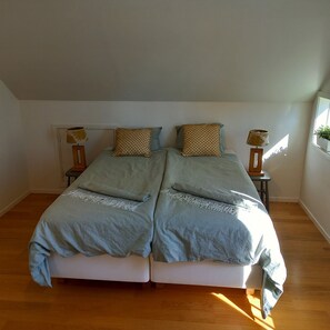 3 bedrooms, desk, iron/ironing board, free WiFi - Cosy secluded modern house 100m from stunning lake
 (älmhult)