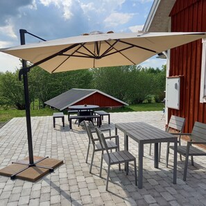 Outdoor dining - Cosy secluded modern house 100m from stunning lake
 (älmhult)