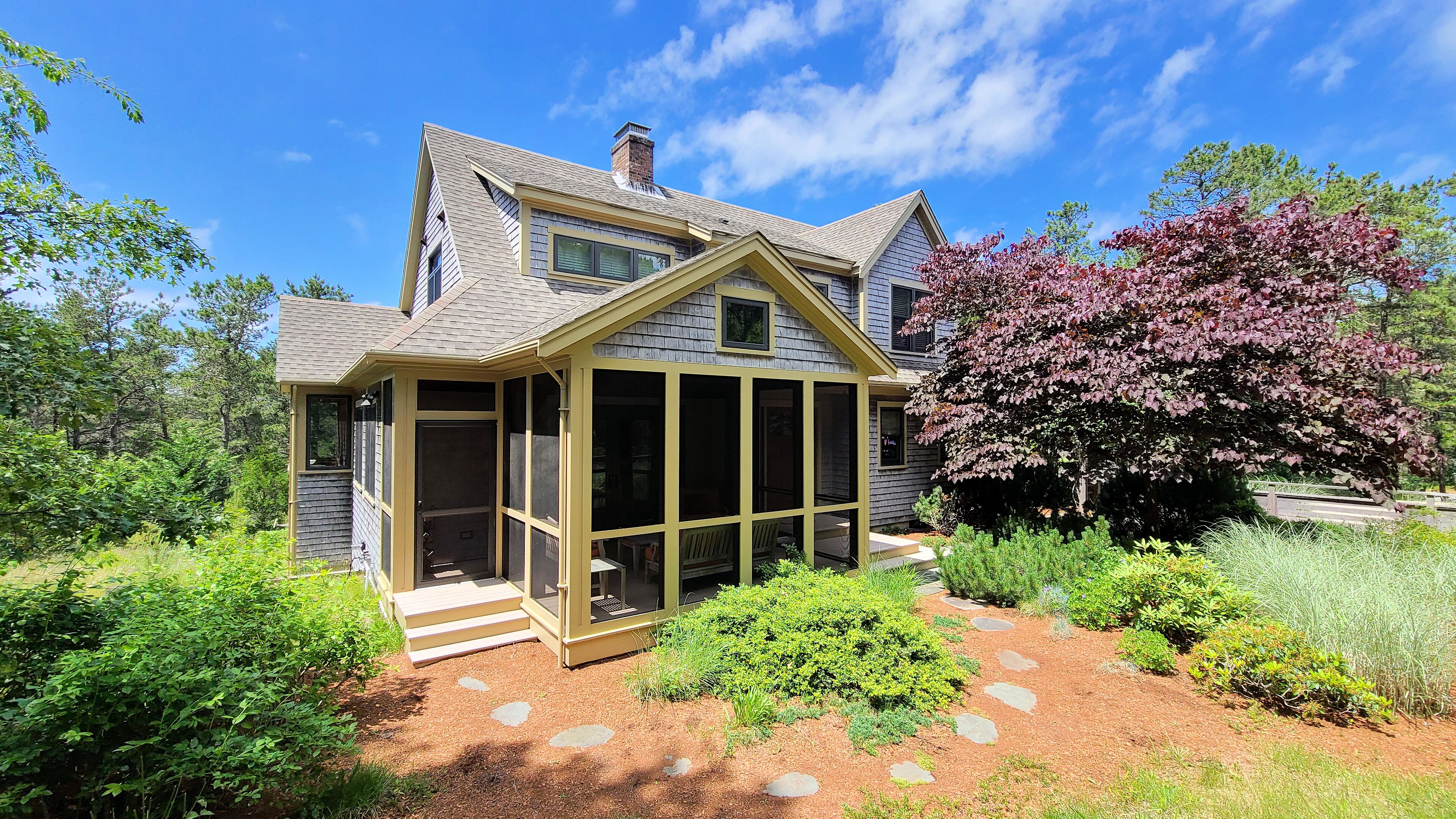 Beautiful 3BD Contemporary--Central A/C, Screen Porch, Deck, One Mile to Town