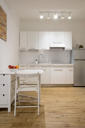 Frigorifero, bollitore elettrico, pentole/stoviglie/utensili