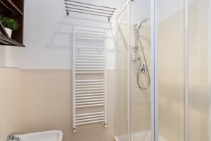 Dusche, Haartrockner, Bidet, Handtücher