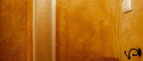 Ducha, secador de pelo, bidé y toallas