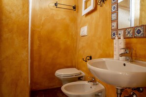 Douche, sĂšche-cheveux, serviettes fournies