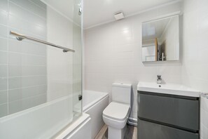 Ensemble douche/baignoire, sĂšche-cheveux, serviettes fournies, savon
