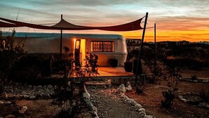 A caravan with a covered porch and a view of the sunset. - Air Conditioned Escape ⁠— Quick Drive from Big Ben (Terlingua)