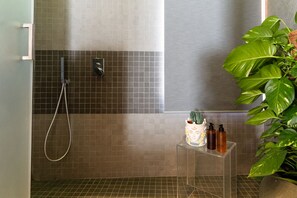 Douche, sèche-cheveux, bidet, serviettes fournies