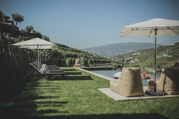Piscine extérieure (ouverte en saison), parasols de plage