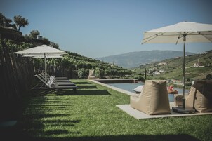 季節性室外泳池;泳池傘、躺椅