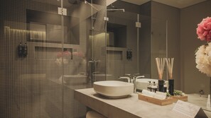 Habitación doble, 1 cama King size, balcón, vista al viñedo | Baño | Regadera, regadera tipo lluvia, amenidades de baño de diseñador 