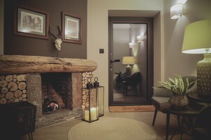 81-cm Smart TV with cable channels, TV