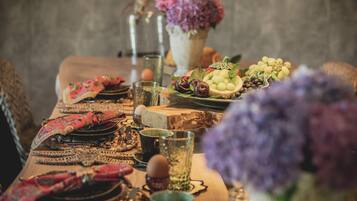 Café da manhã com buffet grátis todos os dias