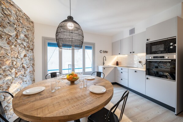 Een koelkast, een magnetron, een oven, een kookplaat