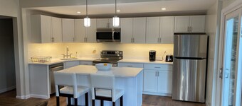 Just renovated stunning house - swimming and hiking