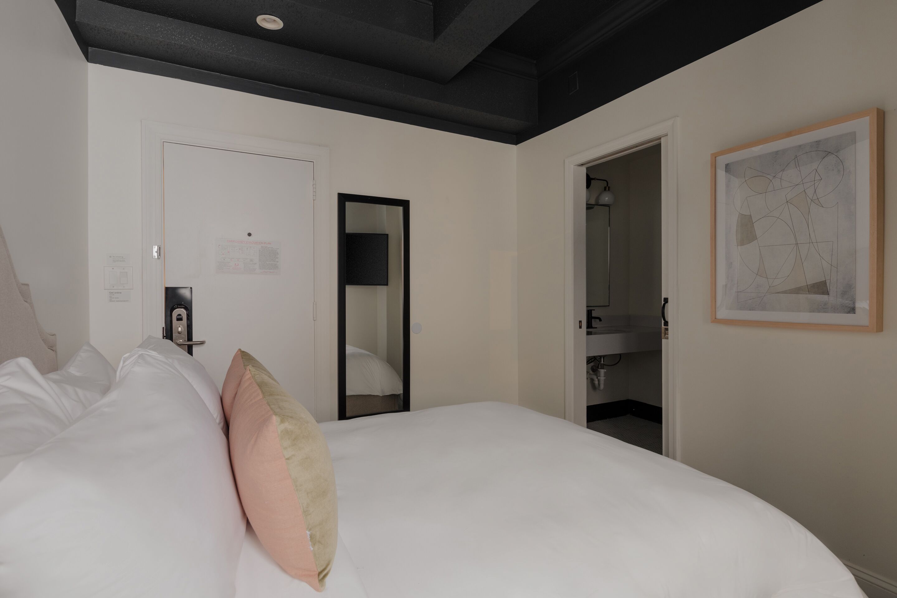 Found Dupont Circle powered by Sonder | Small Ground-Level Full Room