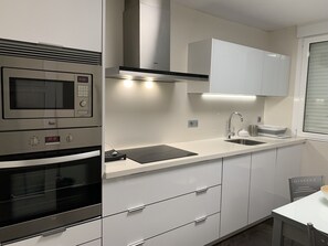 Een koelkast, een magnetron, een oven, een kookplaat