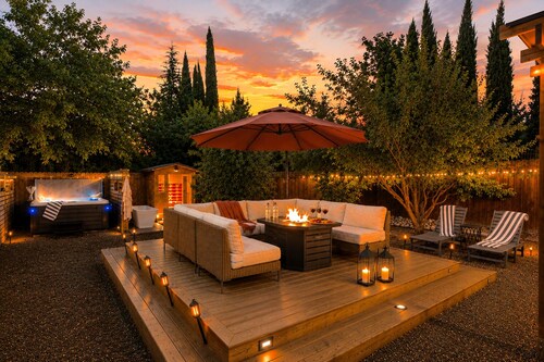 Hot Tub • Sauna • Cold Plunge • 3 King Spa Suites