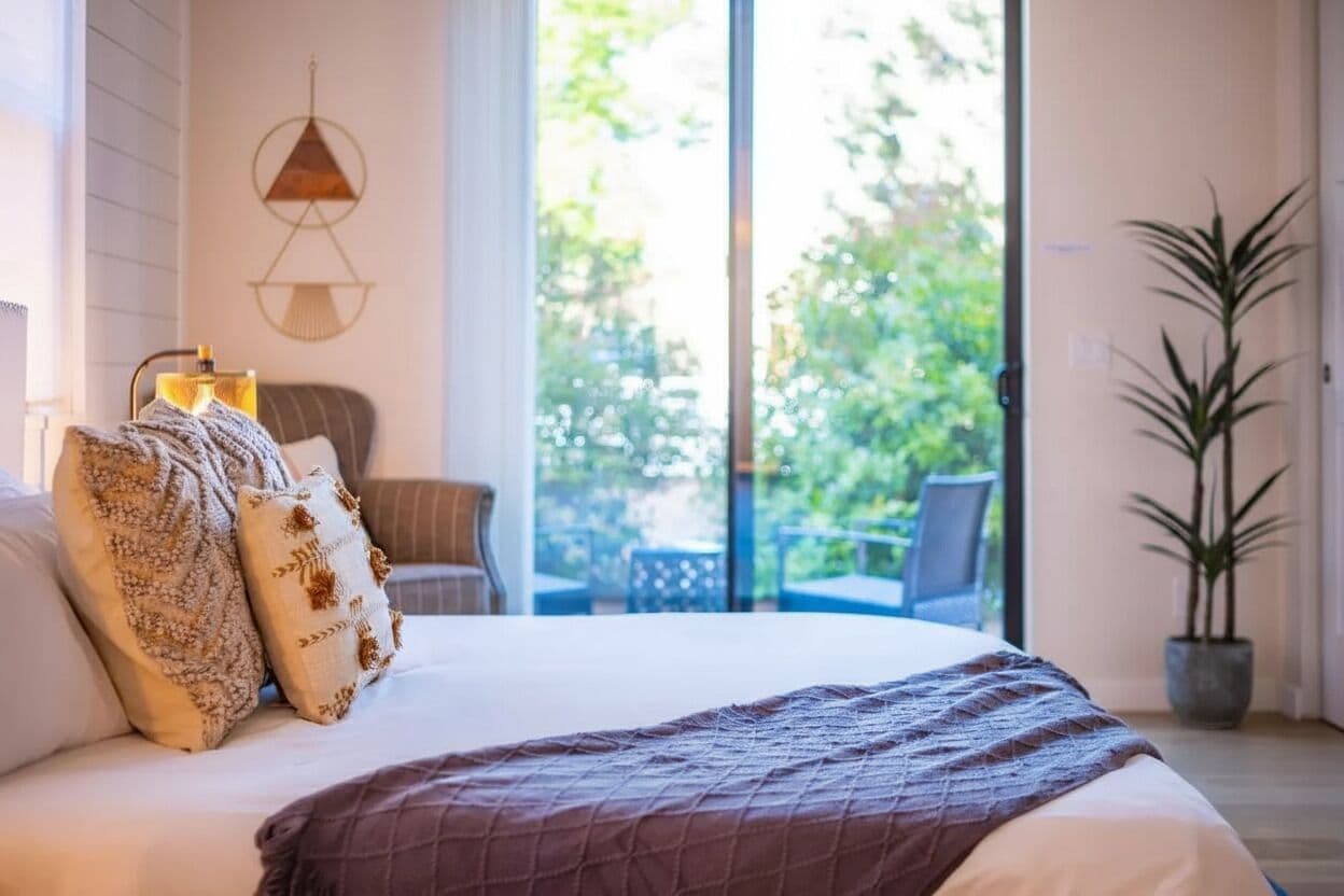 3 chambres, bureau, fer et planche à repasser, lit parapluie