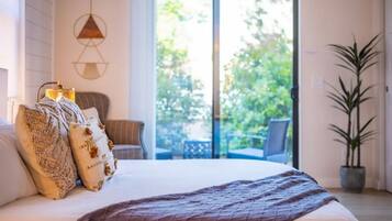 3 chambres, bureau, fer et planche à repasser, lit parapluie