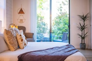 3 habitaciones, escritorio y tabla de planchar con plancha