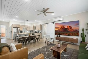 Smart TV, tenis de mesa, libros y biblioteca musical