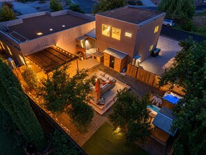 A modern residential building with a spacious outdoor patio, a hot tub, and a well-maintained garden. - Hot Tub • Sauna • Cold Plunge • 3 King Suites | Sedona Wellness Retreat (Sedona)
