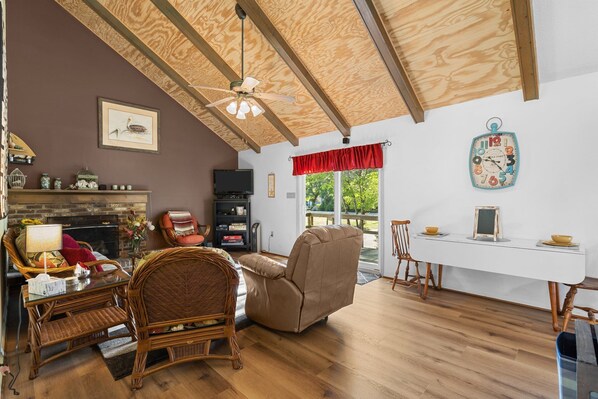 Téléviseur, lecteur de DVD, livres, sélection de musique