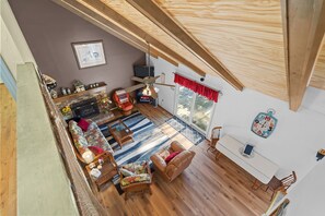 Televisión, reproductor de DVD, libros, biblioteca de música