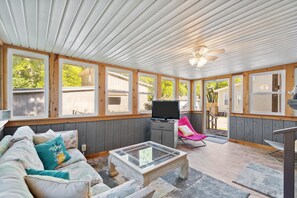 Televisión, reproductor de DVD, libros, biblioteca de música