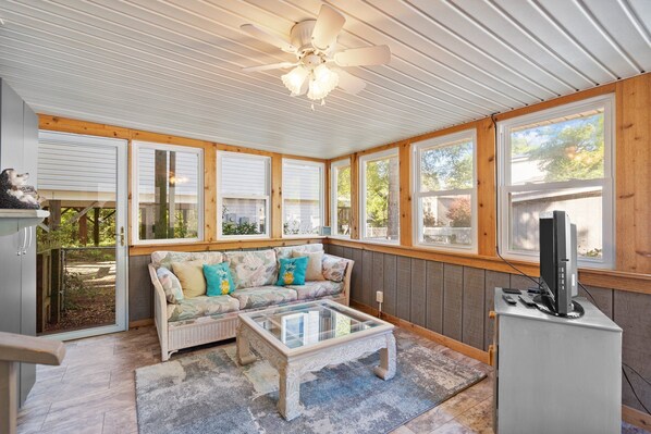 Televisión, reproductor de DVD, libros, biblioteca de música