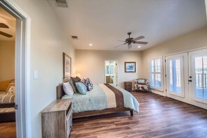 5 bedrooms, iron/ironing board, free WiFi, bed sheets - CL 1181 Cypress Ridge (Canyon Lake)