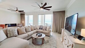 Smart TV, lettore DVD, tavolo da calcetto, tavolo da ping pong