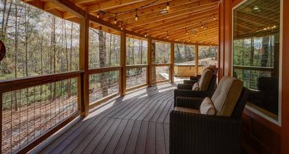 Spicewood, Luxury 2BD 2BA Yurt w/Hot Tub in Scenic Deep Creek area of WNC