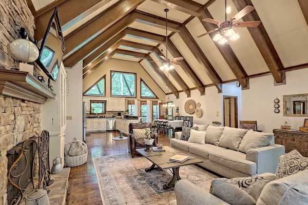 Smart TV, chimenea, reproductor de DVD, libros