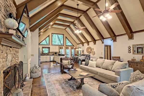 Smart TV, chimenea, reproductor de DVD y libros 