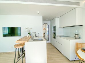 Jääkaappi, mikroaaltouuni, uuni, astianpesukone