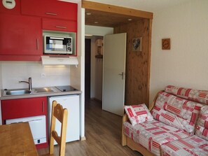 Living area - Ground floor, view mountain/mountain, balcony, tv, 18m², Les Menuires (Les Menuires)