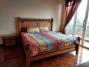 Habitación ejecutiva | Ropa de cama de alta calidad y escritorio