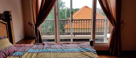 Habitación ejecutiva | Ropa de cama de alta calidad y escritorio