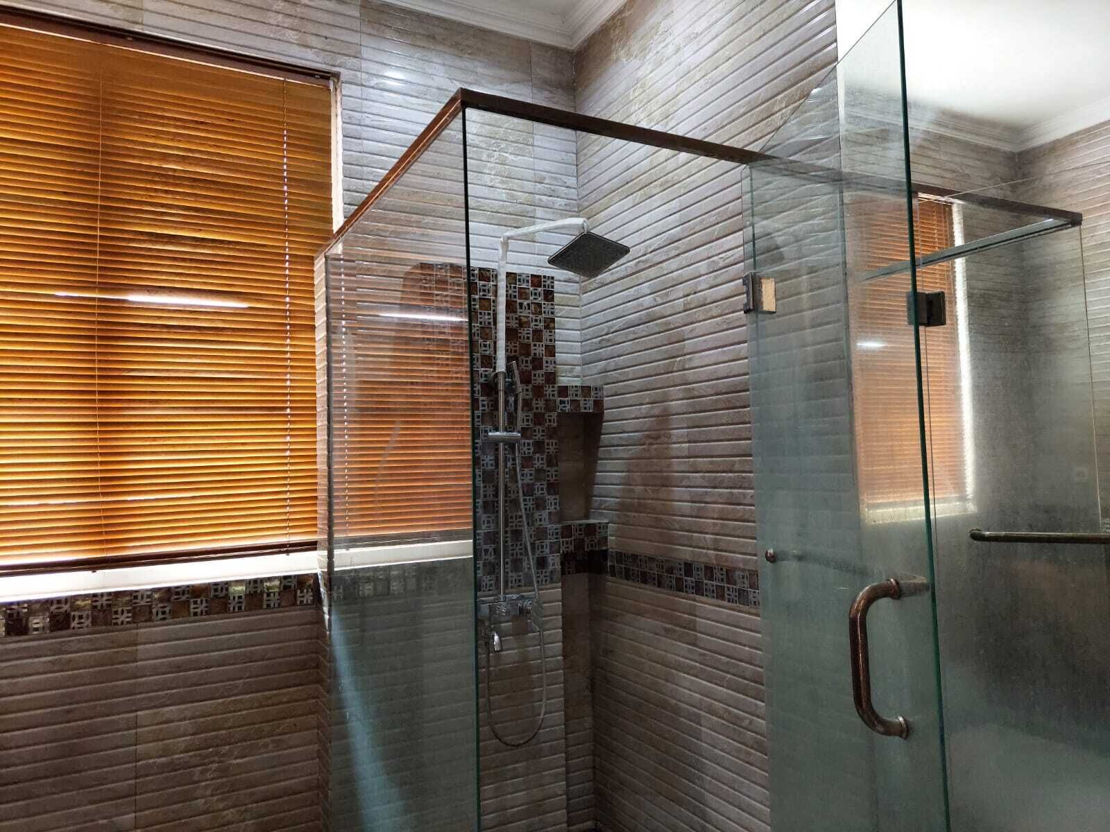 Executive kamer | Badkamer | Een douche, een regendouche, gratis toiletartikelen, handdoeken