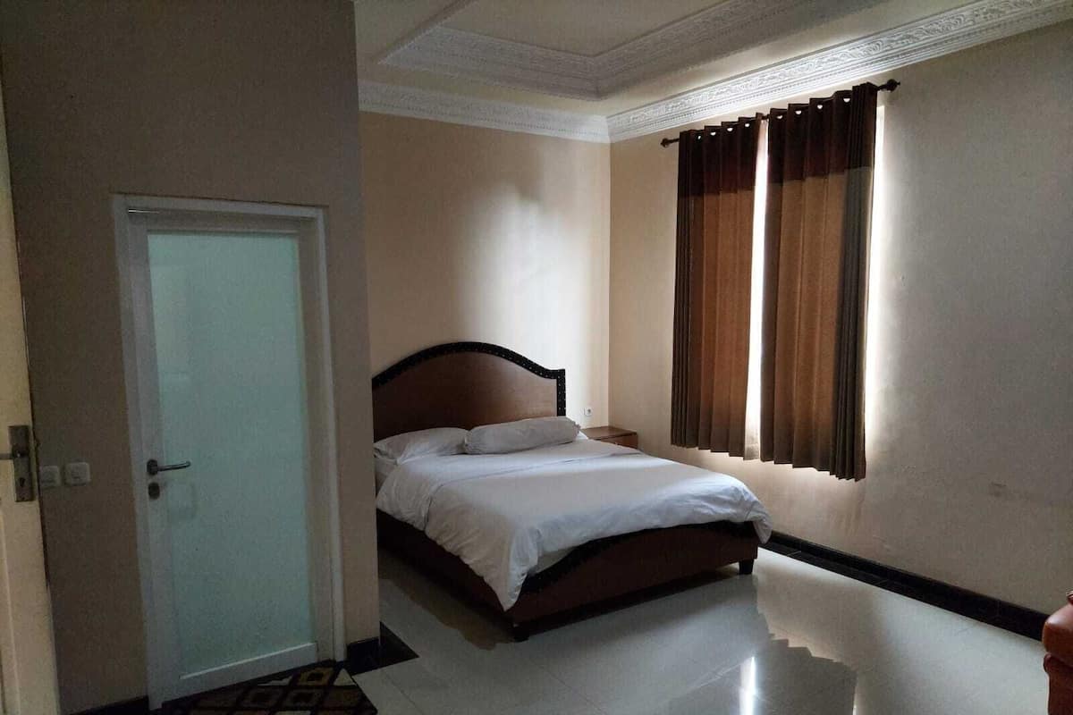 Habitación familiar | Ropa de cama de alta calidad y escritorio