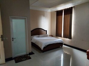 Family Room | Premium bedding, desk, laptop workspace, free WiFi - Mumtaz Syariah Homestay Airport Juanda (Sidoarjo)