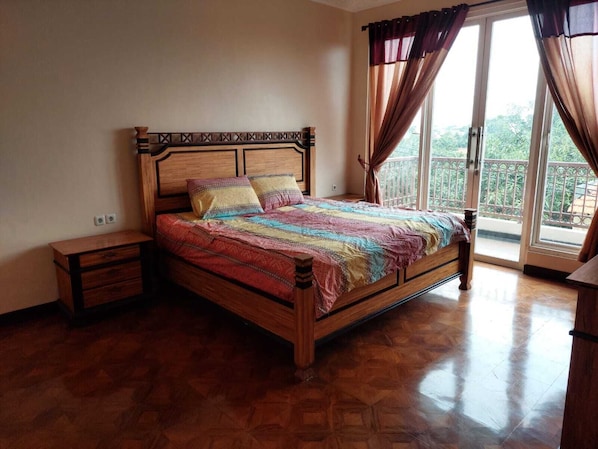 Habitación ejecutiva | Ropa de cama de alta calidad y escritorio