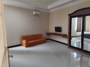 Family Room | Premium bedding, desk, laptop workspace, free WiFi - Mumtaz Syariah Homestay Airport Juanda (Sidoarjo)