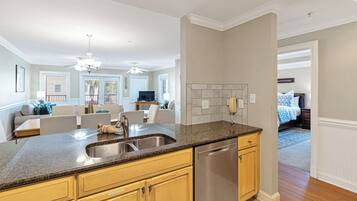 3 bedrooms, iron/ironing board, WiFi, bed sheets