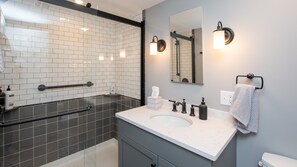 Ducha y bañera combinadas y toallas