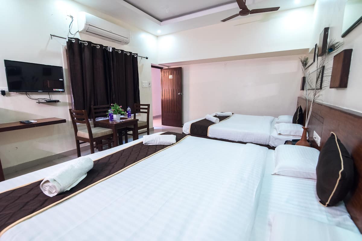 Club-Zimmer, 2 Doppelbetten | 1 Schlafzimmer, hochwertige Bettwaren, Schreibtisch
